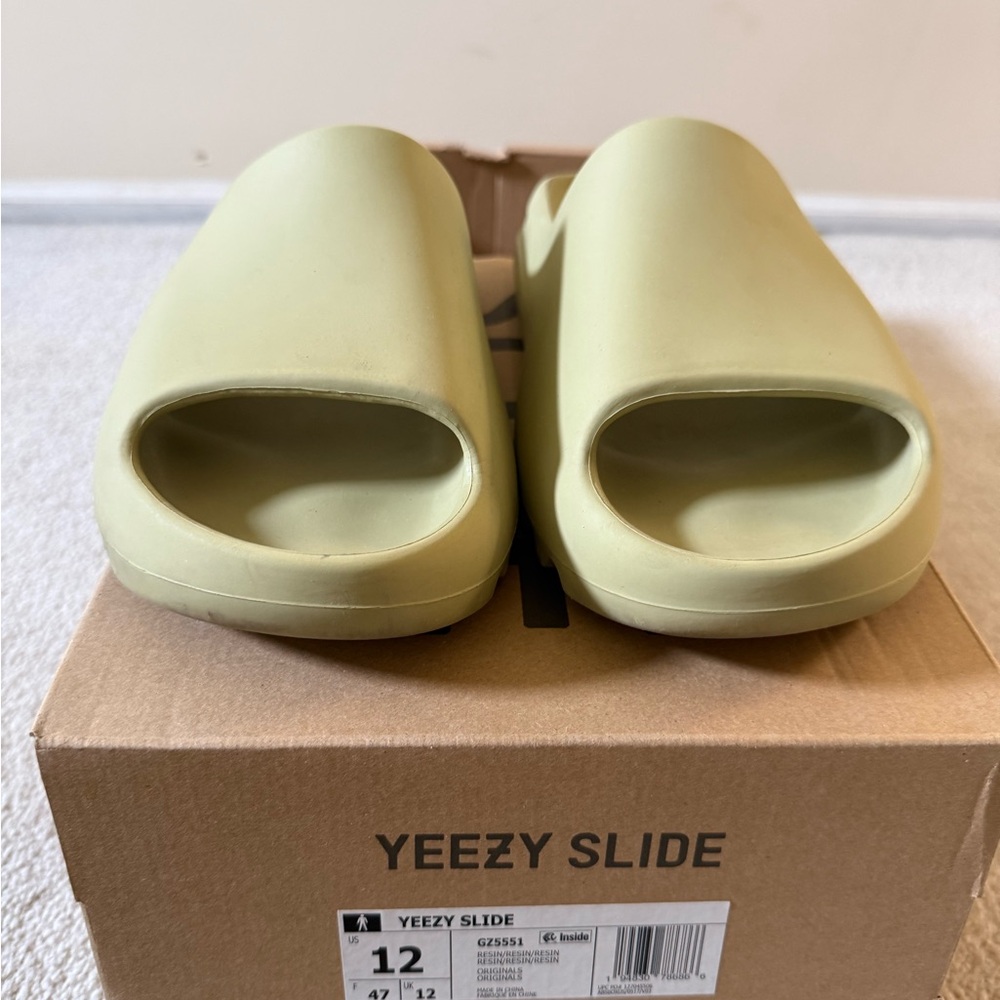 Yeezy Slides ‘Resin’ - Picture 2 of 4